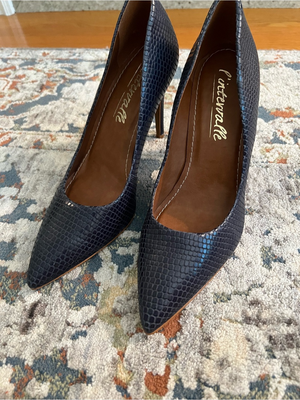 L'INTERVALLE LIZARD EMBOSSED HEELS PUMPS NAVY  7 38  EUC